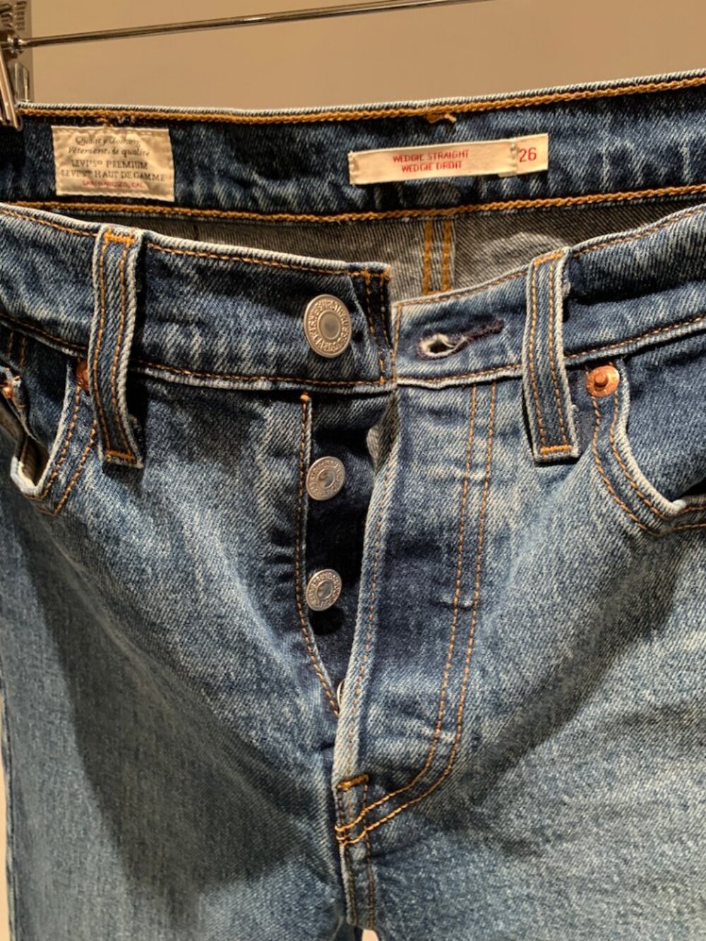 Levi’s Premium Wedgie Straight Jeans — Medium Wash — Size W26 L26